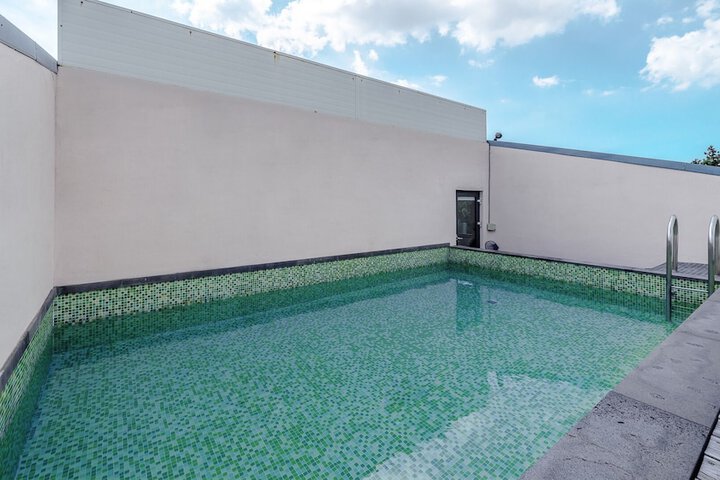 Pool 135 of 144