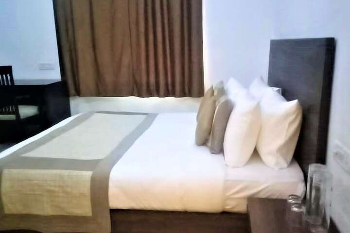 Room 4 of 12