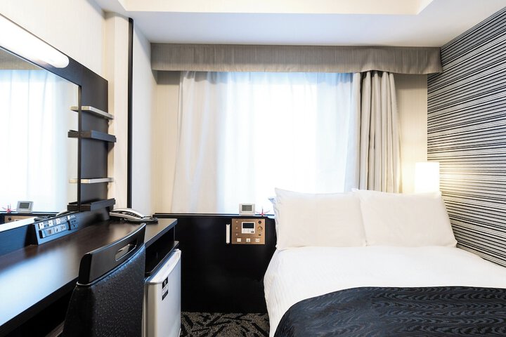 Room 12 of 37