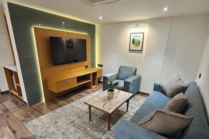 Room 4 of 18