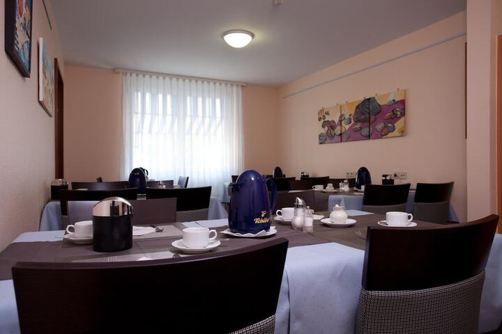 Dining 28 of 35