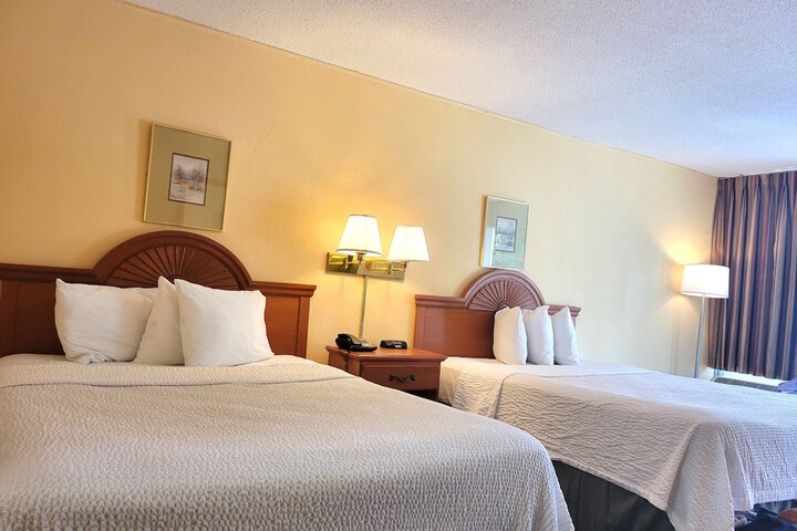 2 Queen Beds (2 of 12)