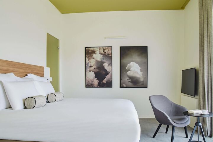 Room 42 of 182