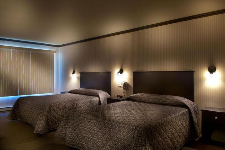 Queen Bed Building B (10 of 20)