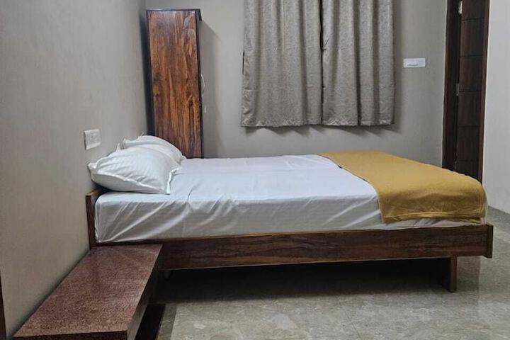 Room 9 of 15