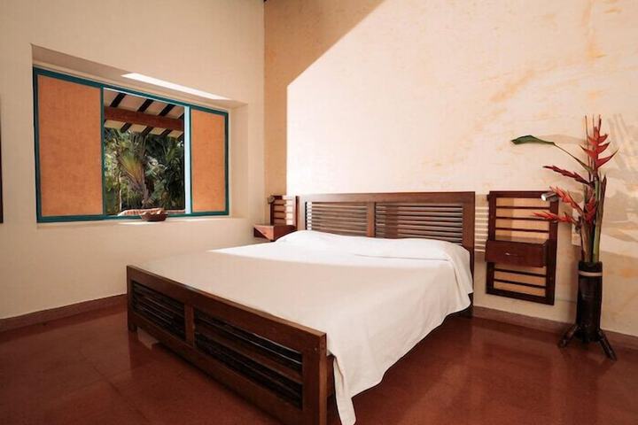 Room 2 of 33