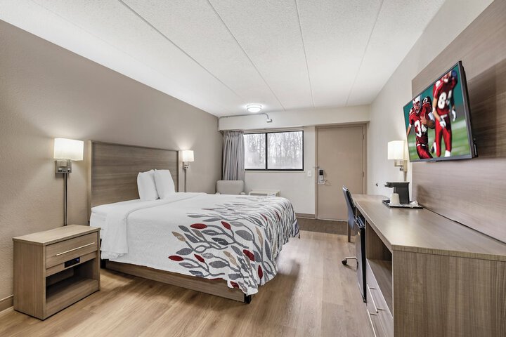 ADA Accessible Superior 1 Queen Bed (4 of 16)