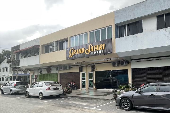 OYO 90369 Safari Hotel Lumut