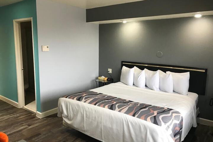 Standard | King Bed (3 of 6)