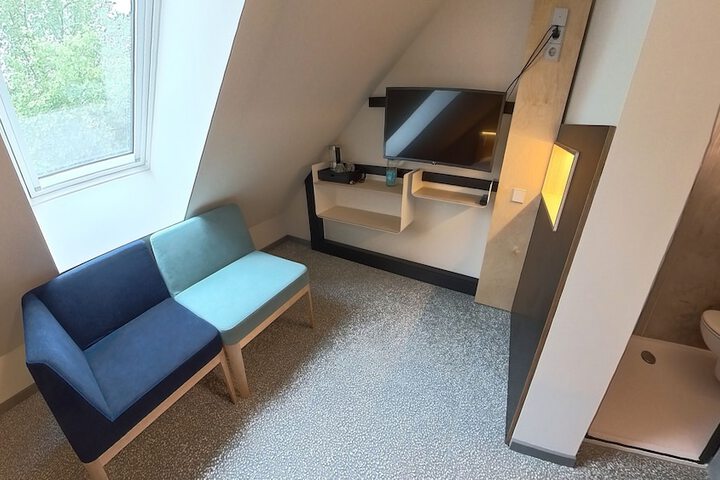 Room 6 of 93