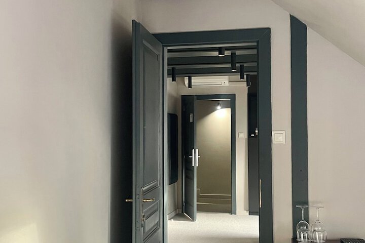 Room 16 of 103