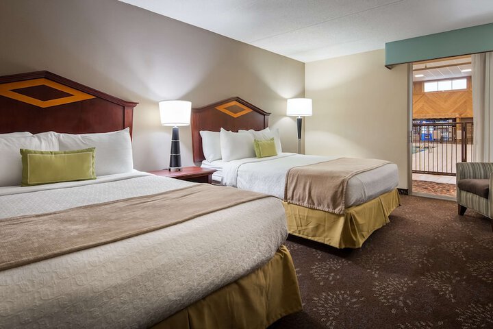 2 Queen Beds Pool View Work Desk Chair Microwave and Refrigerator WiFi Full Breakfast (5 of 8)