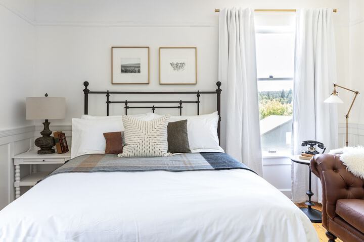 Deluxe Queen Bed (4 of 10)