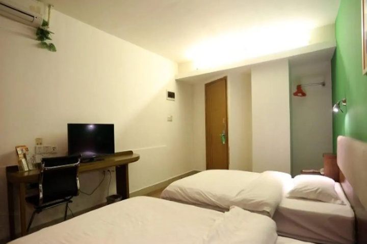 Room 6 of 17