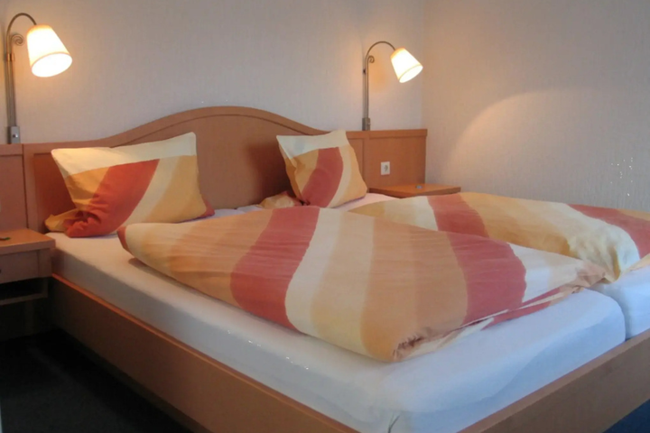 Room 4 of 6