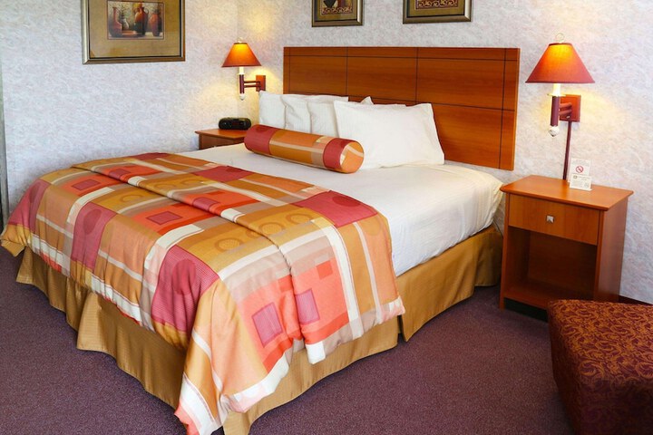 1 King Bed (8 of 9)