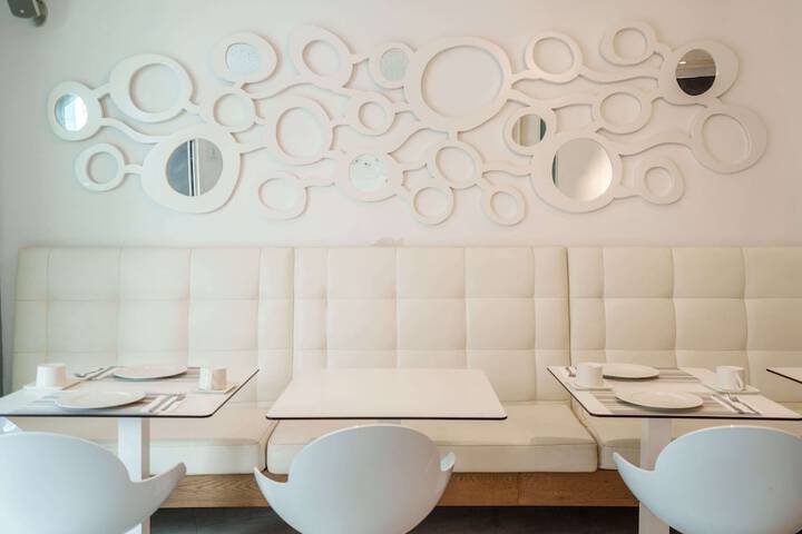 Lounge 51 of 68