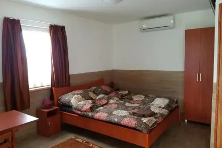 Room 3 of 8