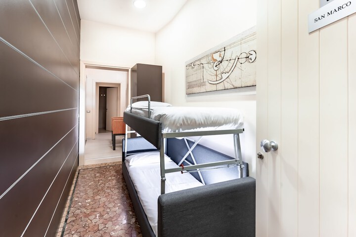 Room 3 of 32
