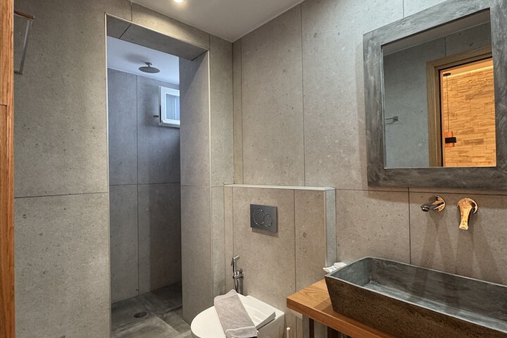 Room 34 of 49