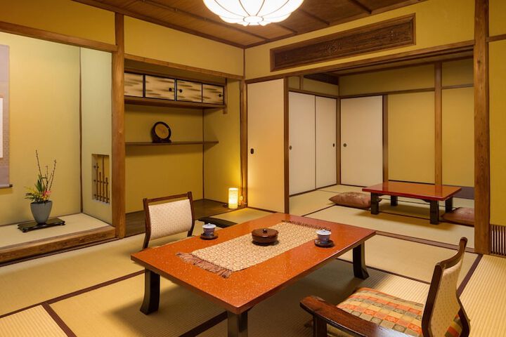 Room 4 of 133