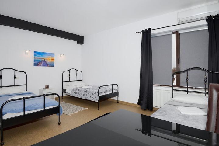 Room 9 of 30