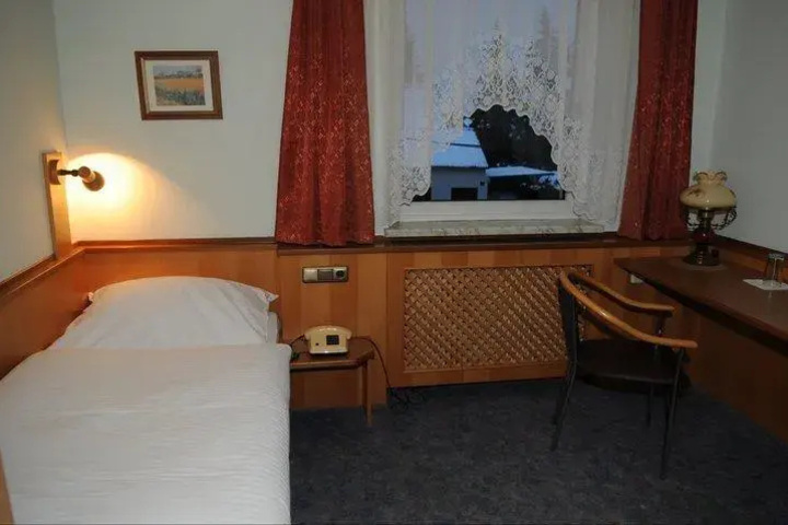Room 7 of 9