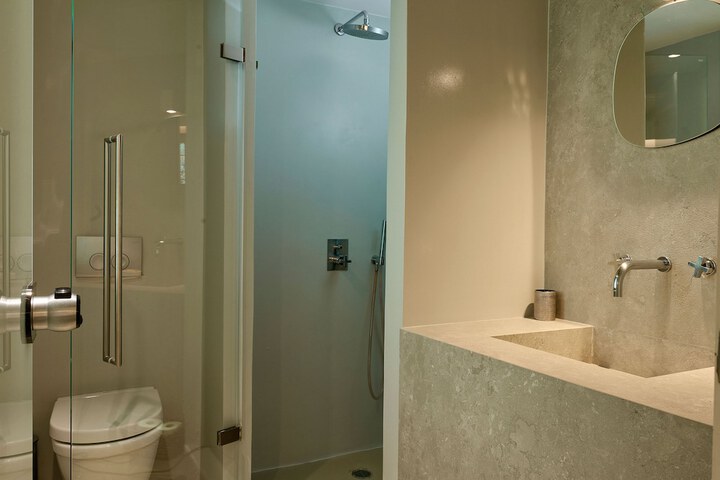 Room 82 of 230