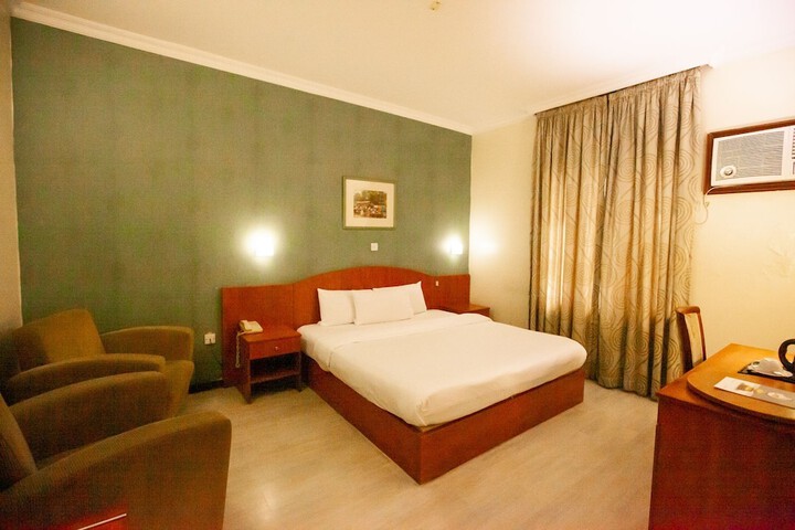 Room 4 of 9