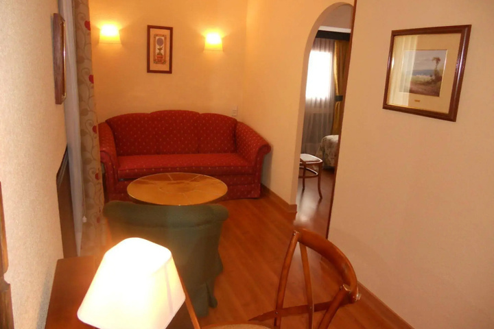 Room 4 of 18