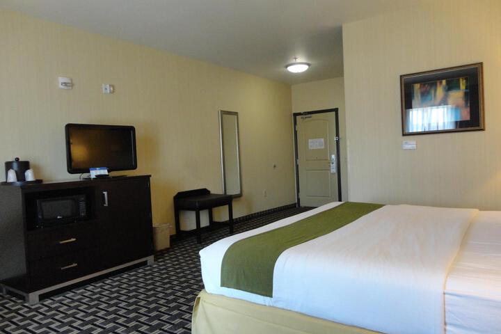1 King Bed (4 of 15)