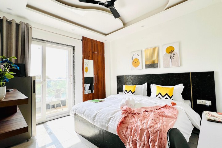 Room 5 of 16