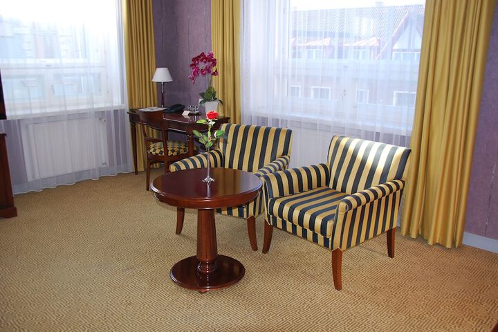 Room 9 of 33