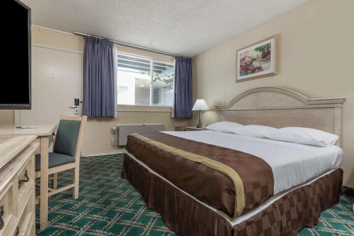 1 King Bed (5 of 10)