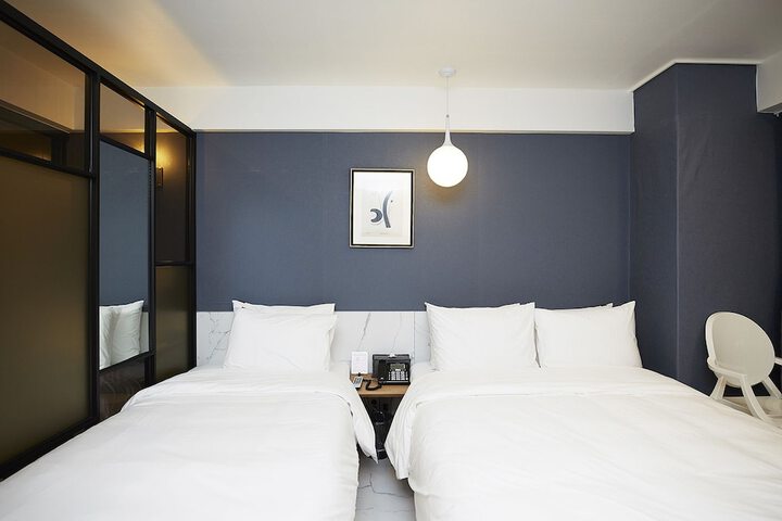Room 6 of 23