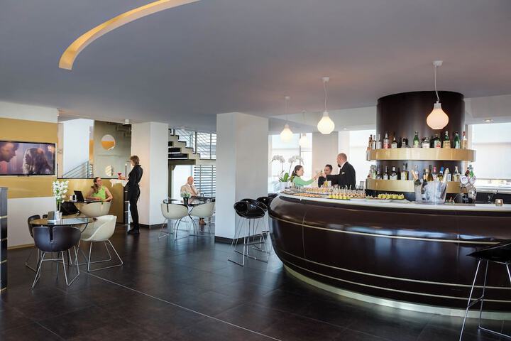 Lounge 57 of 63