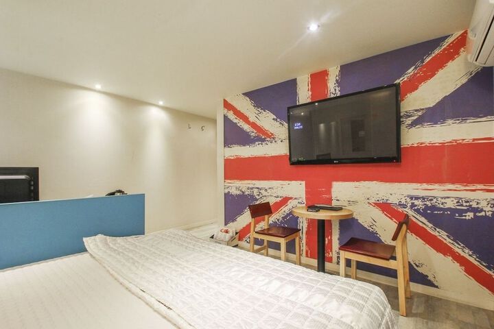 Room 4 of 33