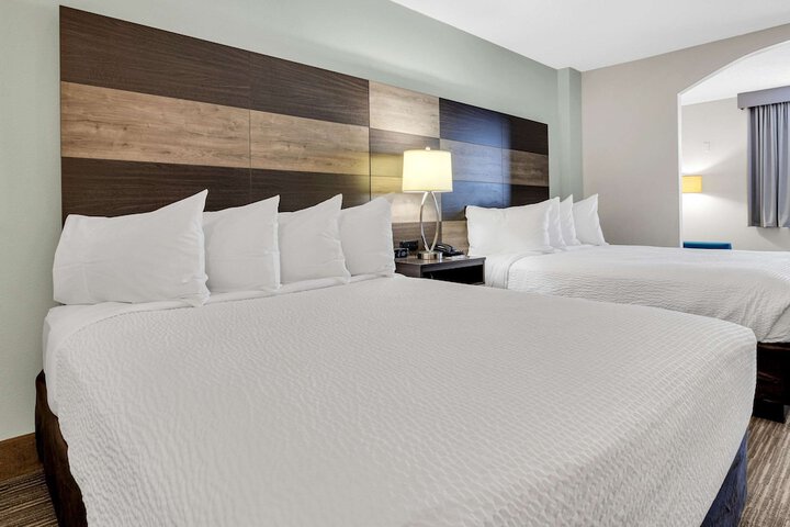 2 Queen Beds (16 of 17)
