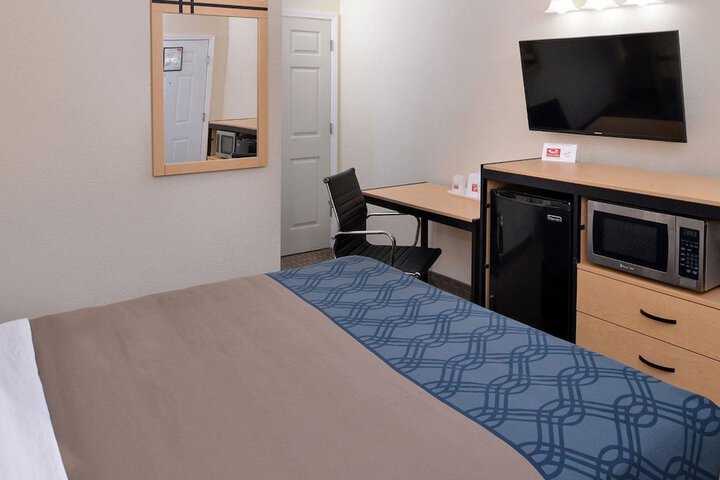 1 Queen Bed (3 of 17)