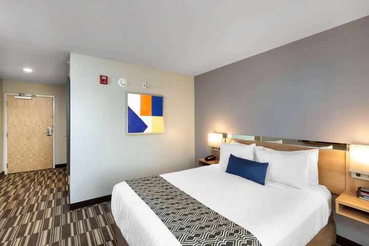 1 Queen Bed (20 of 24)