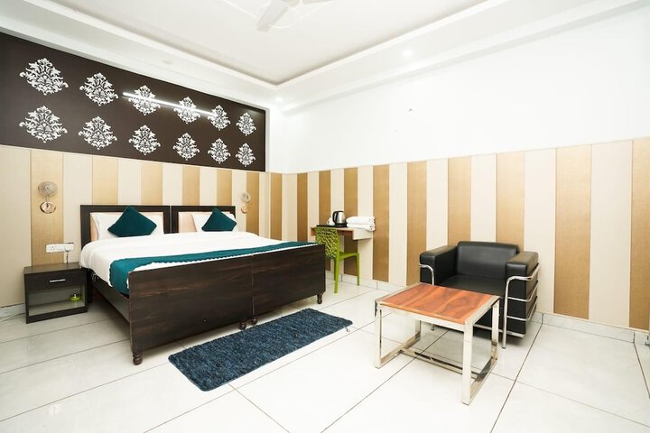 Room 13 of 28