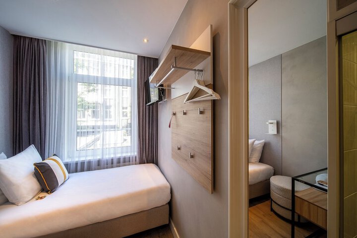 Room 73 of 142