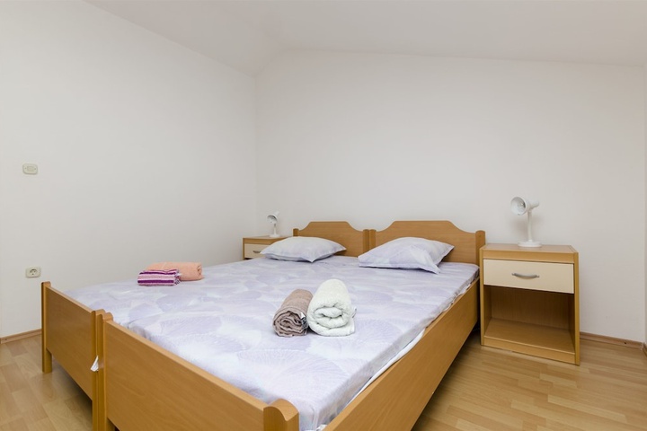 Room 6 of 12