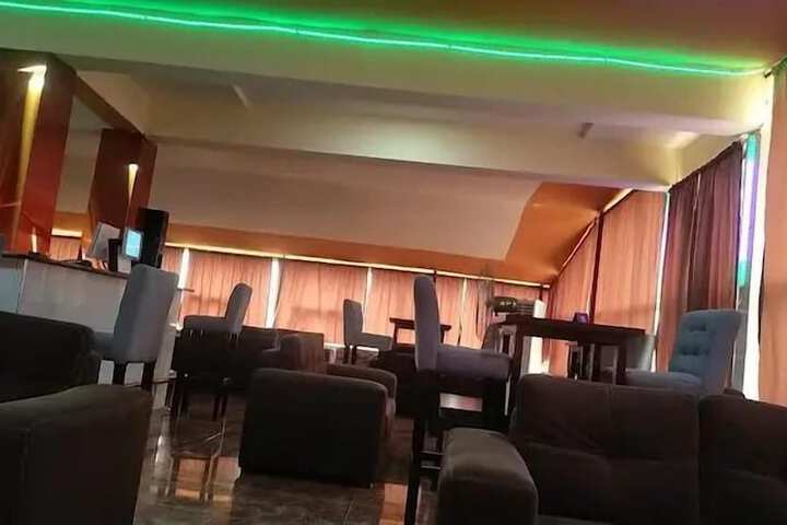 Lounge 44 of 50