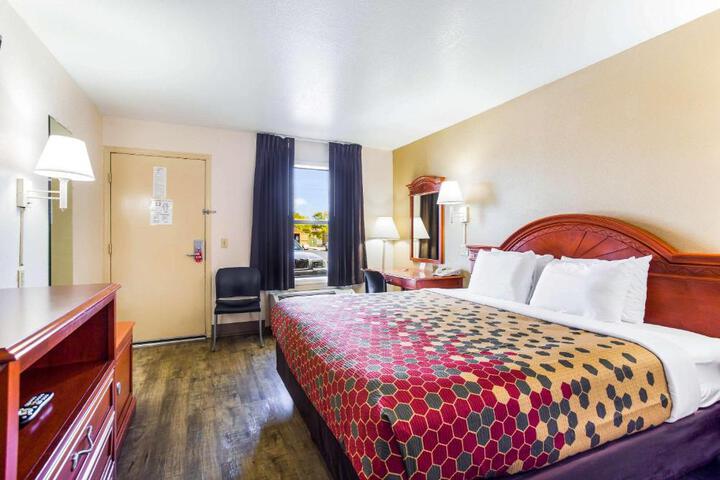 1 King Bed (2 of 6)