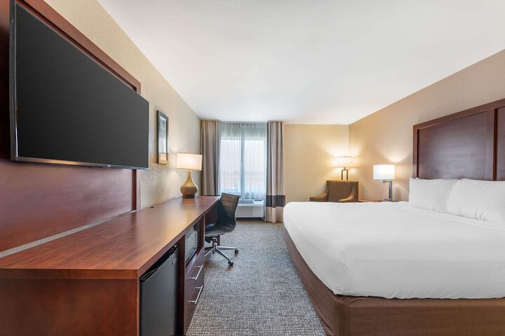 1 King Bed (7 of 9)