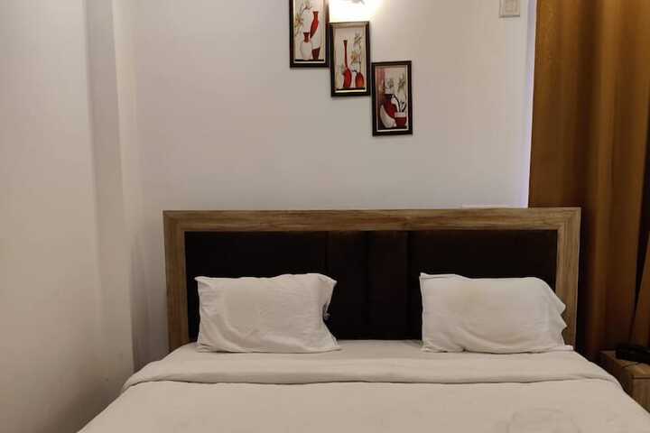Room 7 of 16
