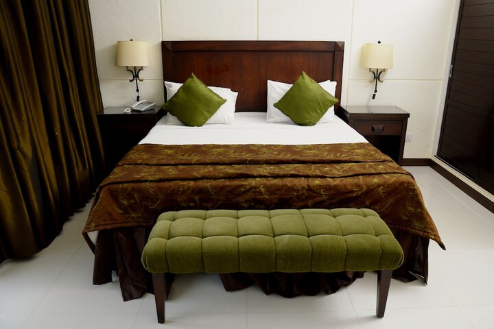 Room 10 of 98