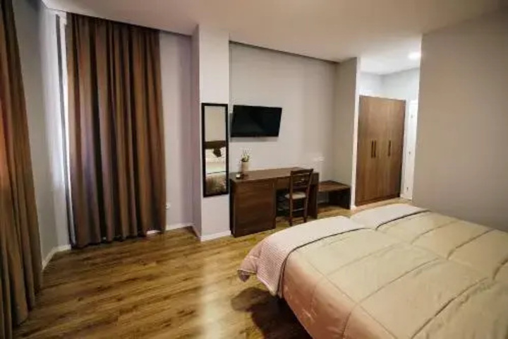 Room 5 of 9
