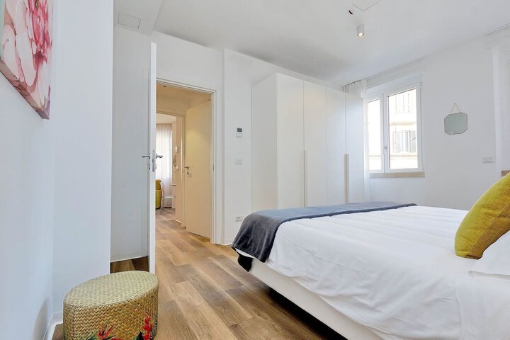 Room 3 of 195